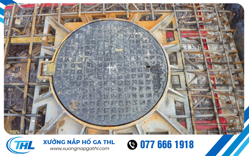 Đi sắt thi công nắp hố ga