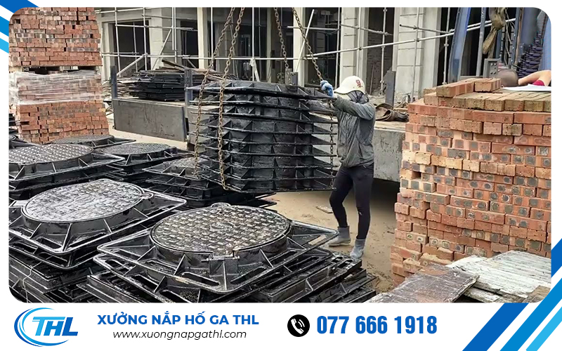 Chuẩn bị lắp đặt nắp hố ga