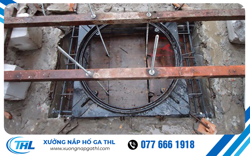 Chuẩn bị để bê tông nắp hố gá